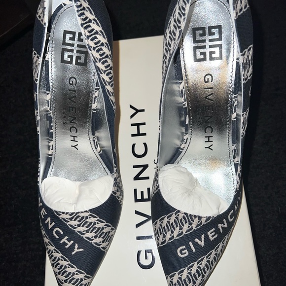 Givenchy - Picture 4 of 4
